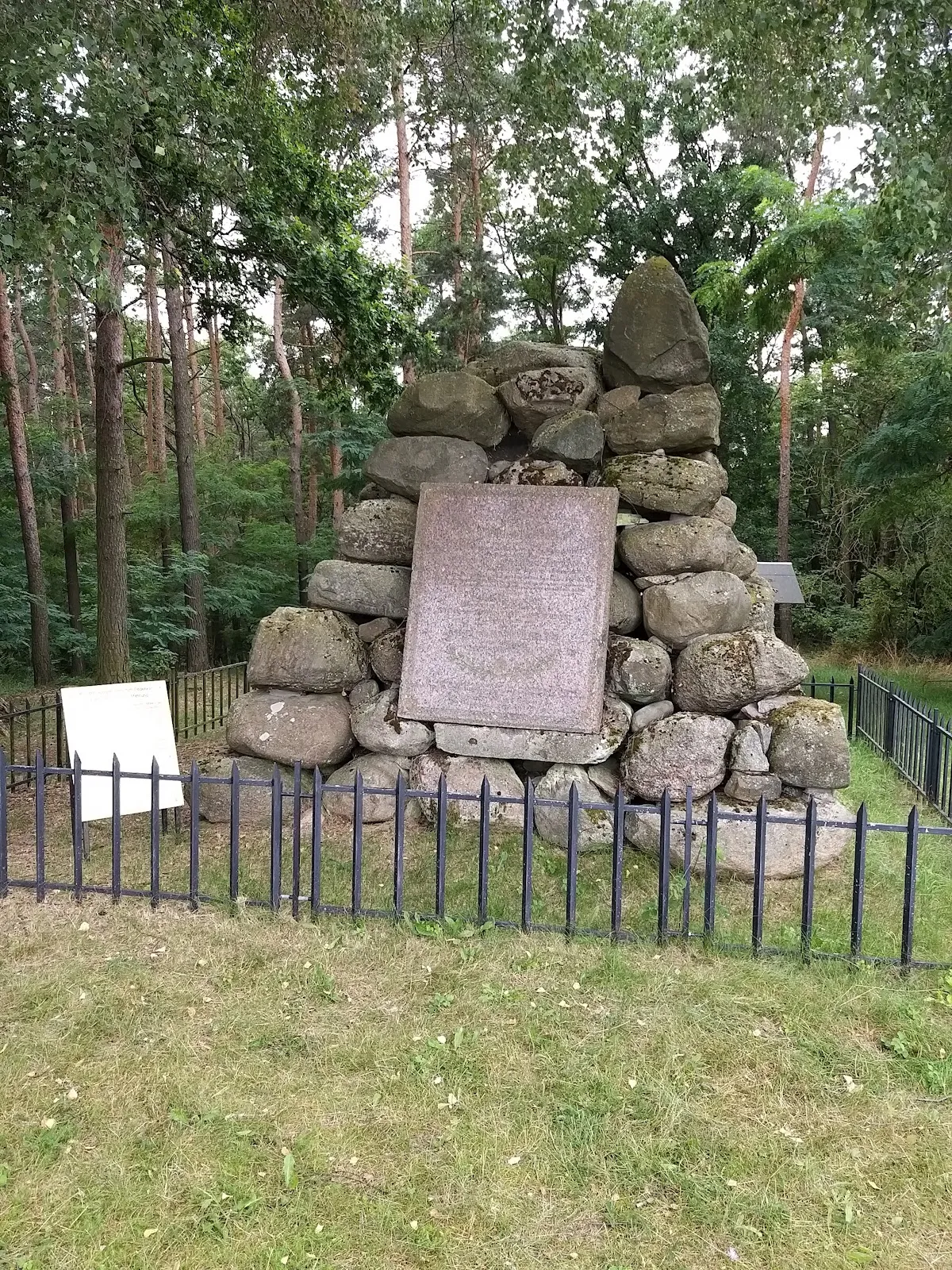 Каменная пирамида в Реккане, Германия