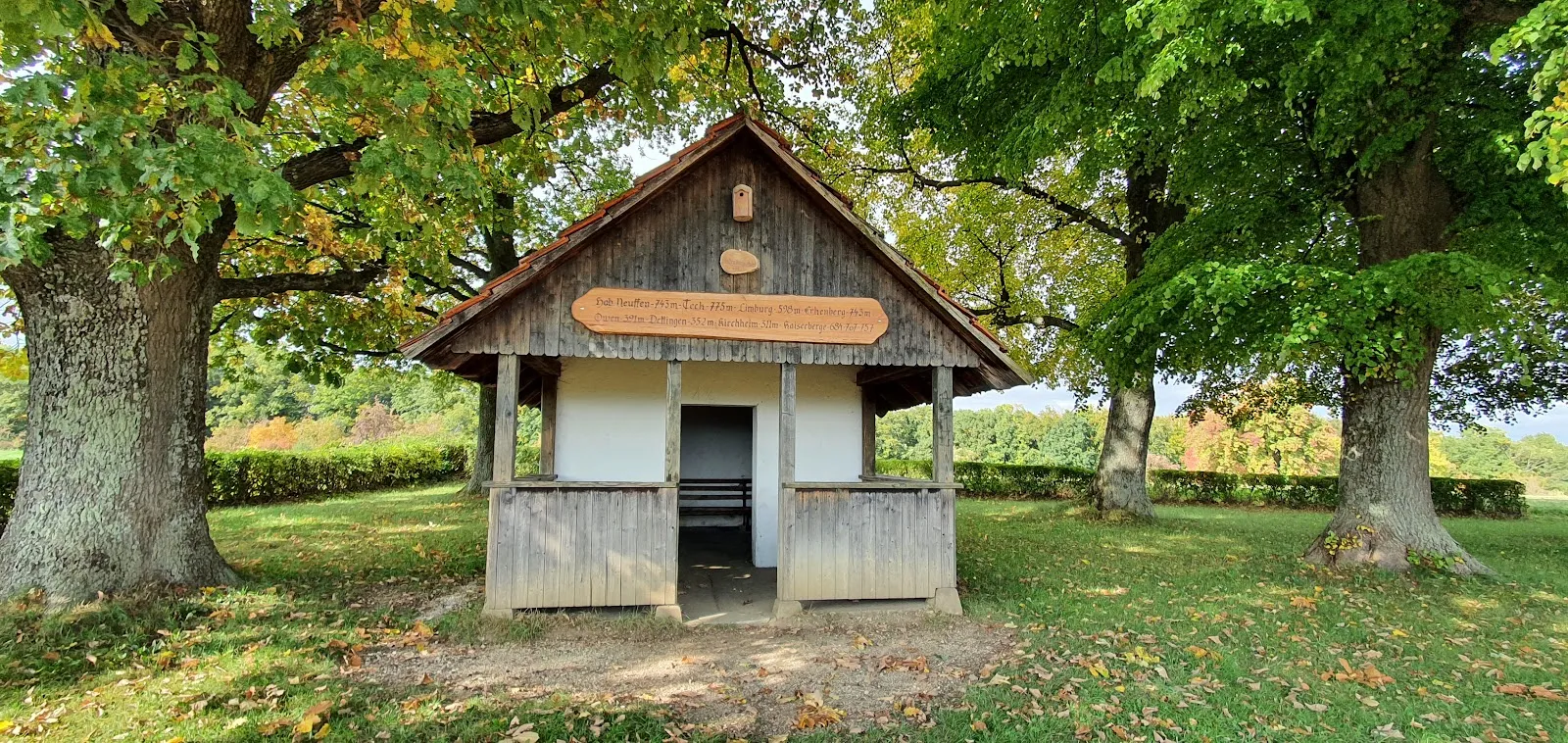 Вид на часовню Каппеле, исторический памятник в Деттинген-унтер-Тек, Германия.