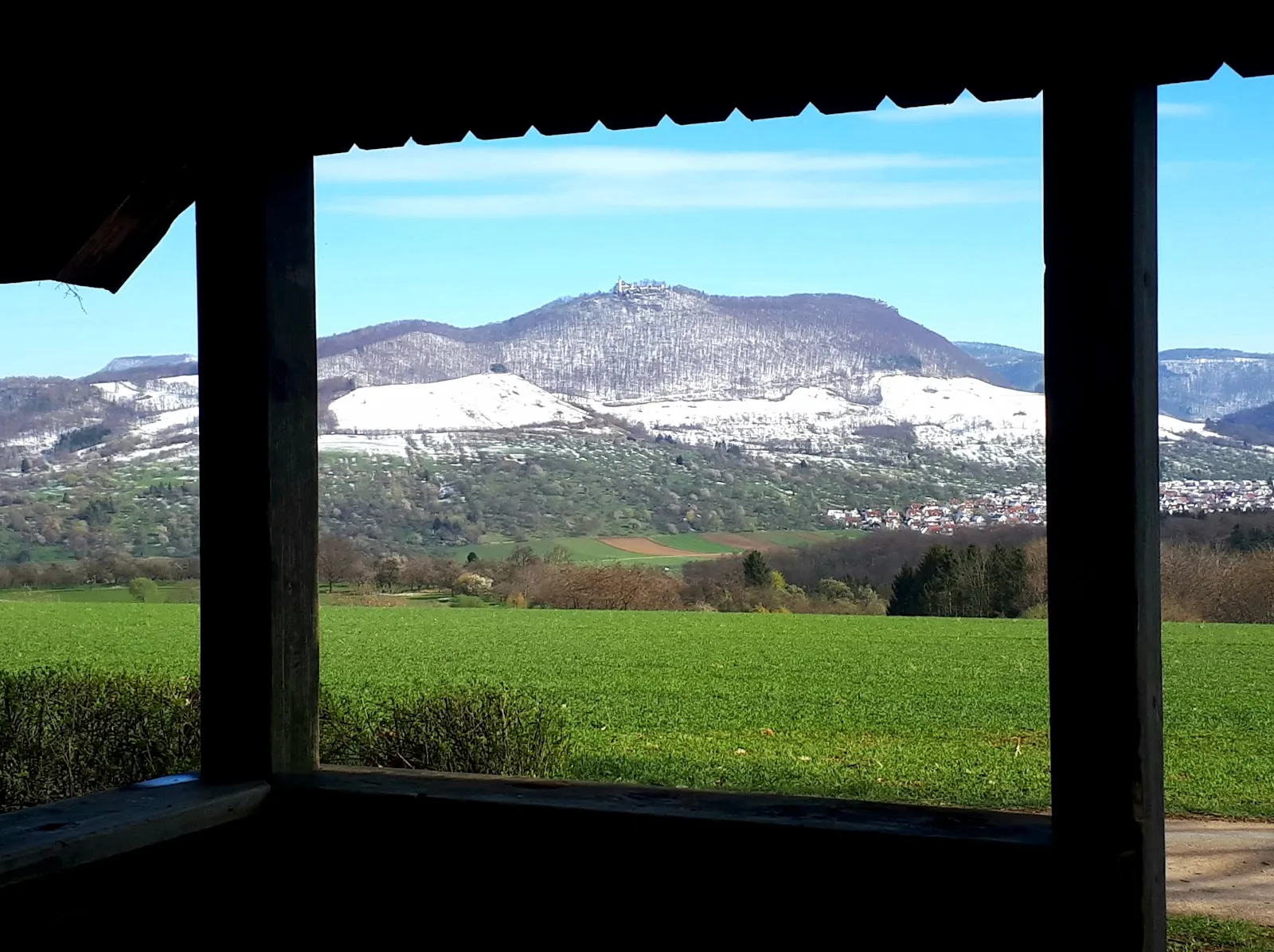 Вид на часовню Каппеле, исторический памятник в Деттинген-унтер-Тек, Германия.