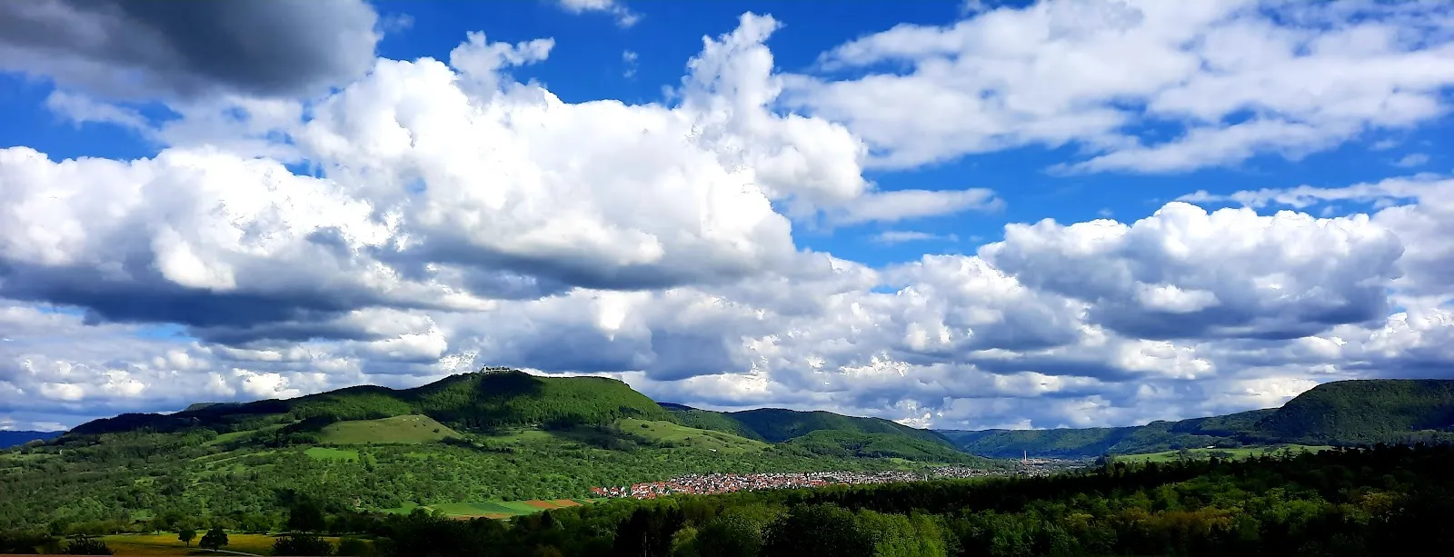 Вид на часовню Каппеле, исторический памятник в Деттинген-унтер-Тек, Германия.