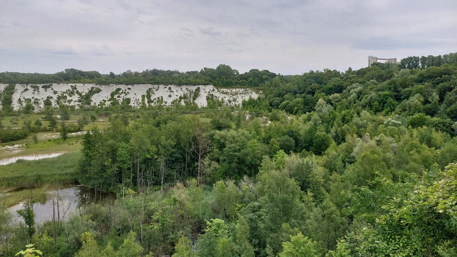 Вид на озеро в карьере Мергель с смотровой площадки