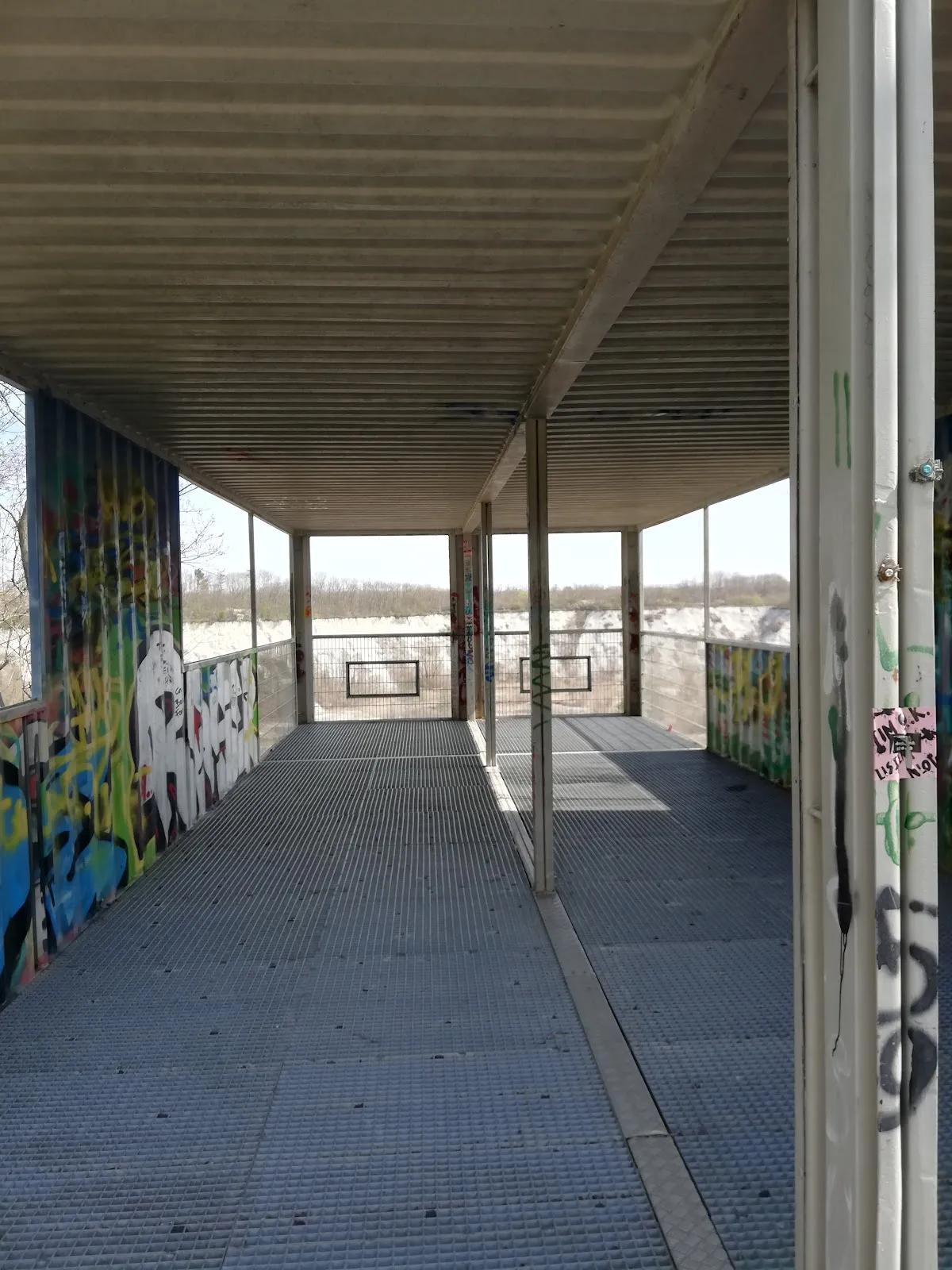 Вид на озеро в карьере Мергель с смотровой площадки