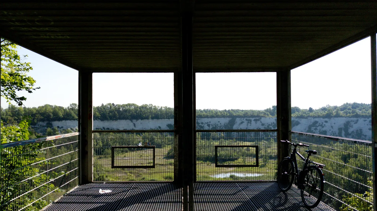 Вид на озеро в карьере Мергель с смотровой площадки