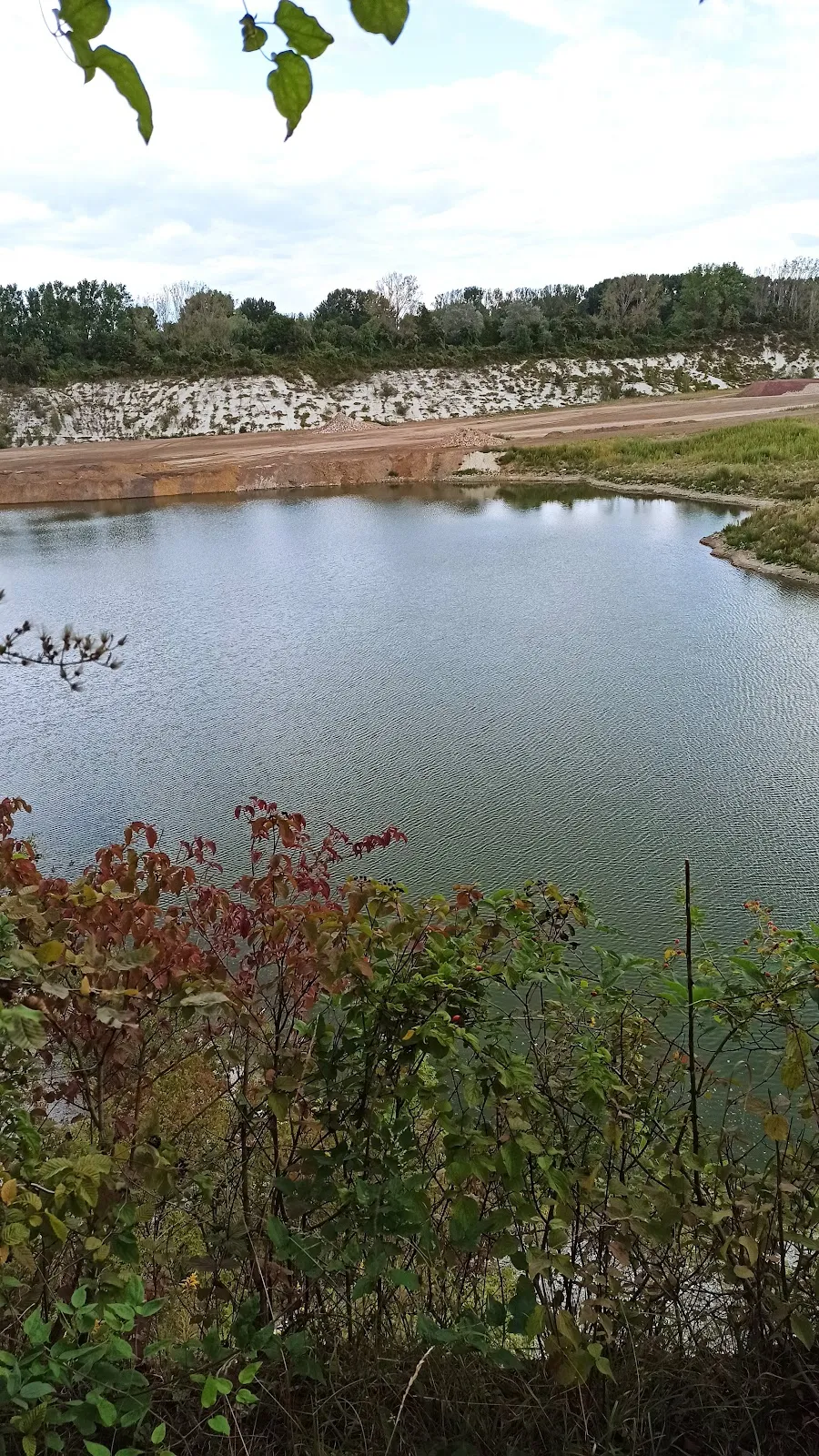Вид на озеро в карьере Мергель с смотровой площадки