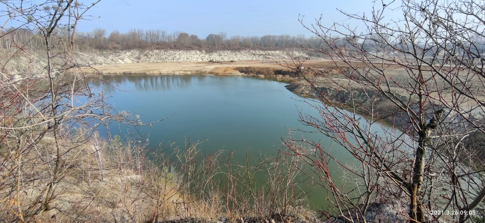 Вид на озеро в карьере Мергель с смотровой площадки