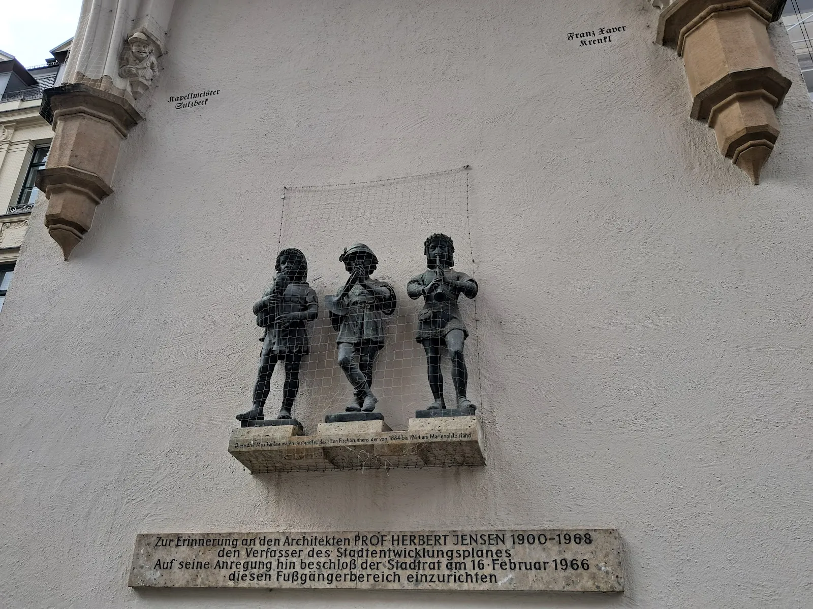 Фонтан Штахкюз на площади Карлсплац в Мюнхене