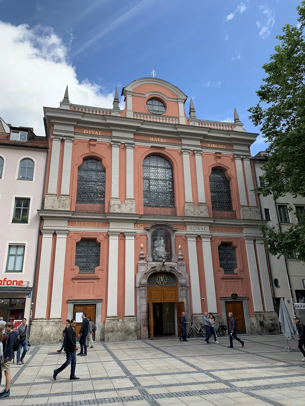 Фонтан Штахкюз на площади Карлсплац в Мюнхене