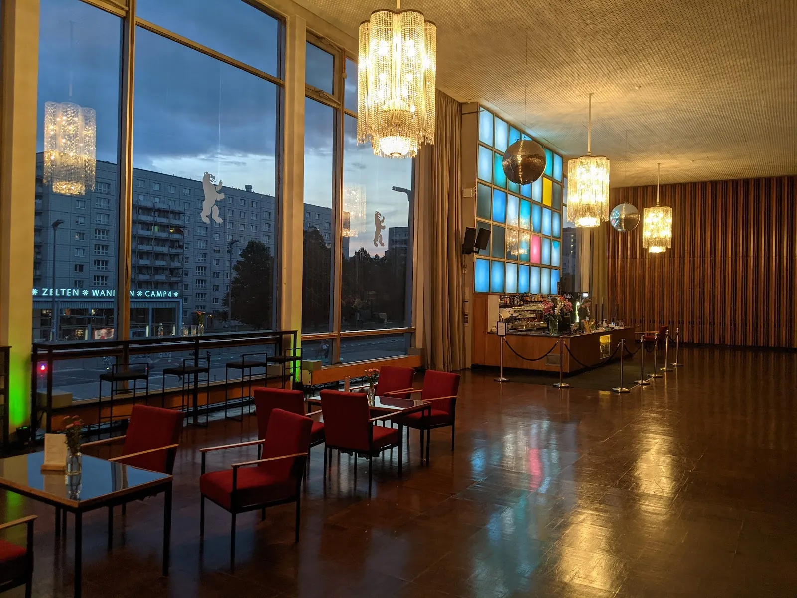 Внешний вид кинотеатра International в Берлине