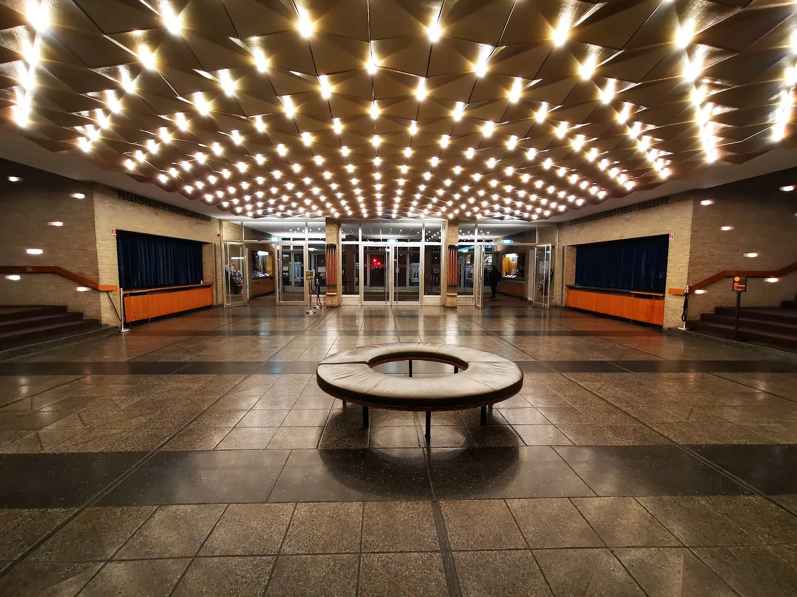 Внешний вид кинотеатра International в Берлине