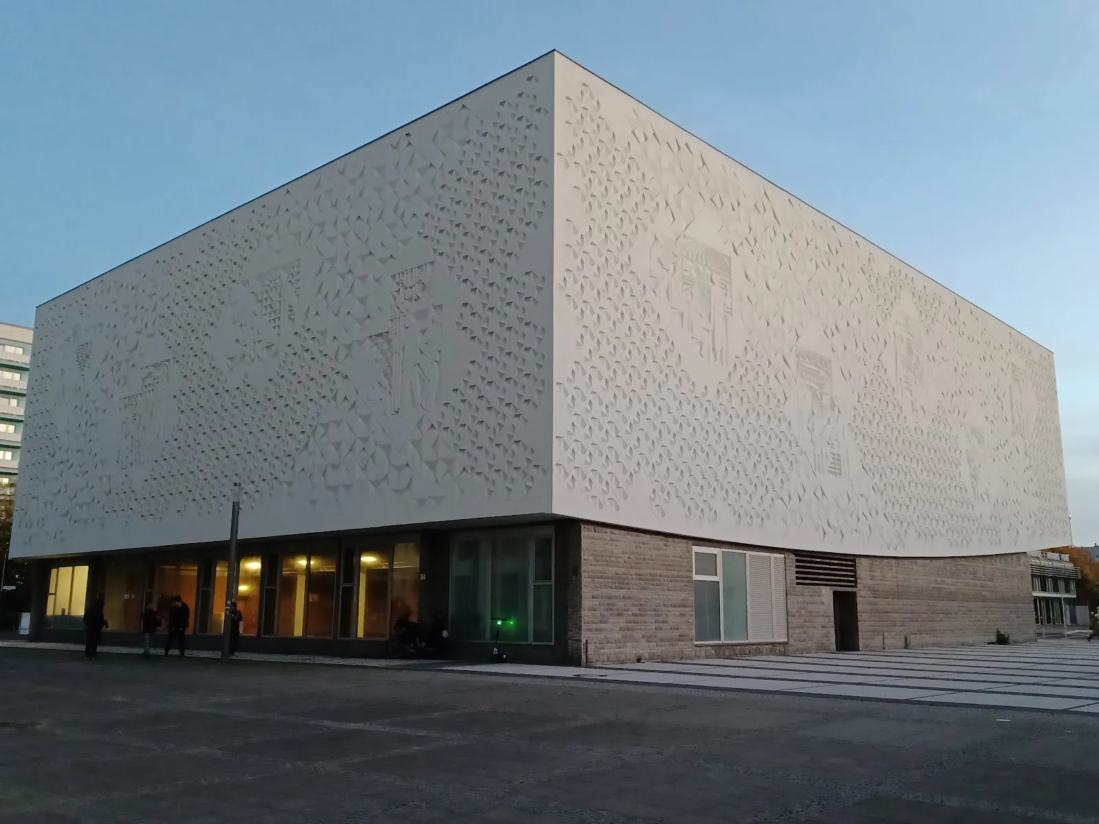 Внешний вид кинотеатра International в Берлине