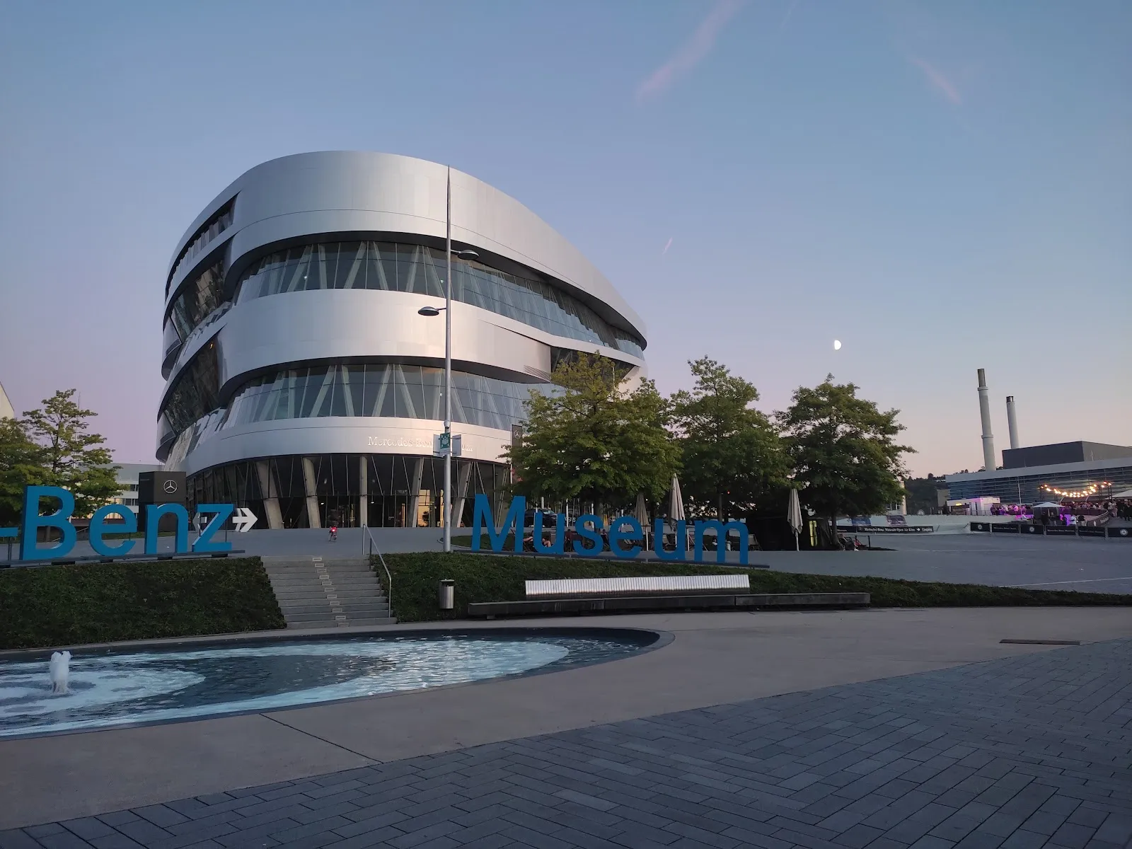 Кинотеатр под открытым небом у Музея Mercedes-Benz