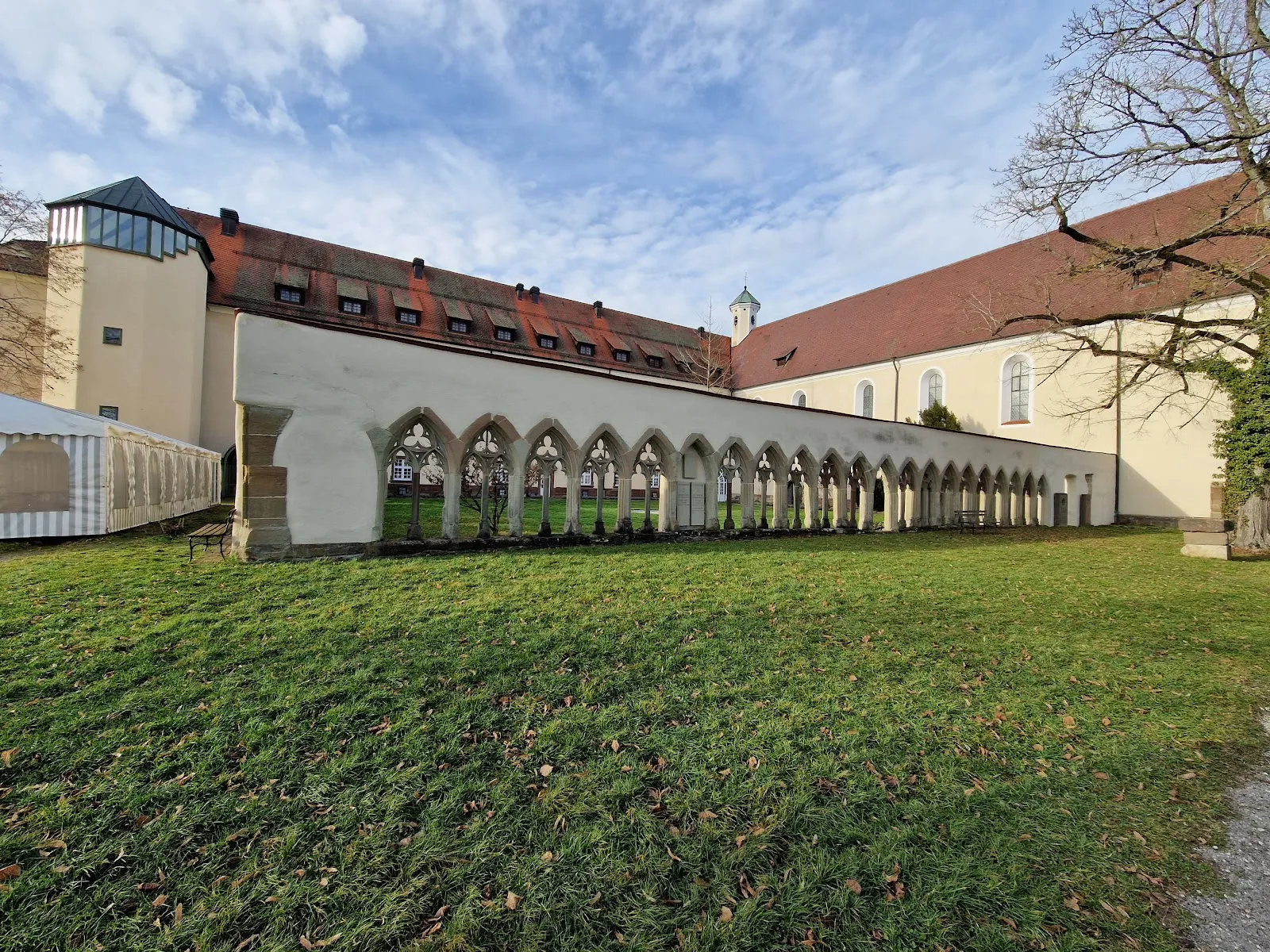 Вид на Кирхбергский монастырь с колокольней и прилегающим садом