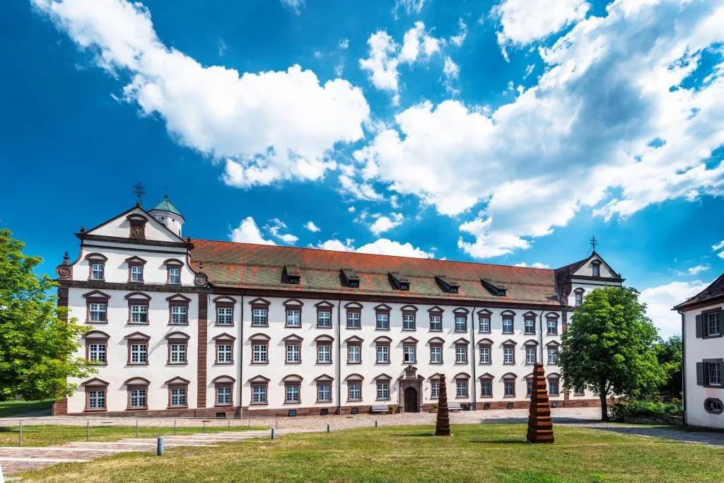 Вид на Кирхбергский монастырь с колокольней и прилегающим садом