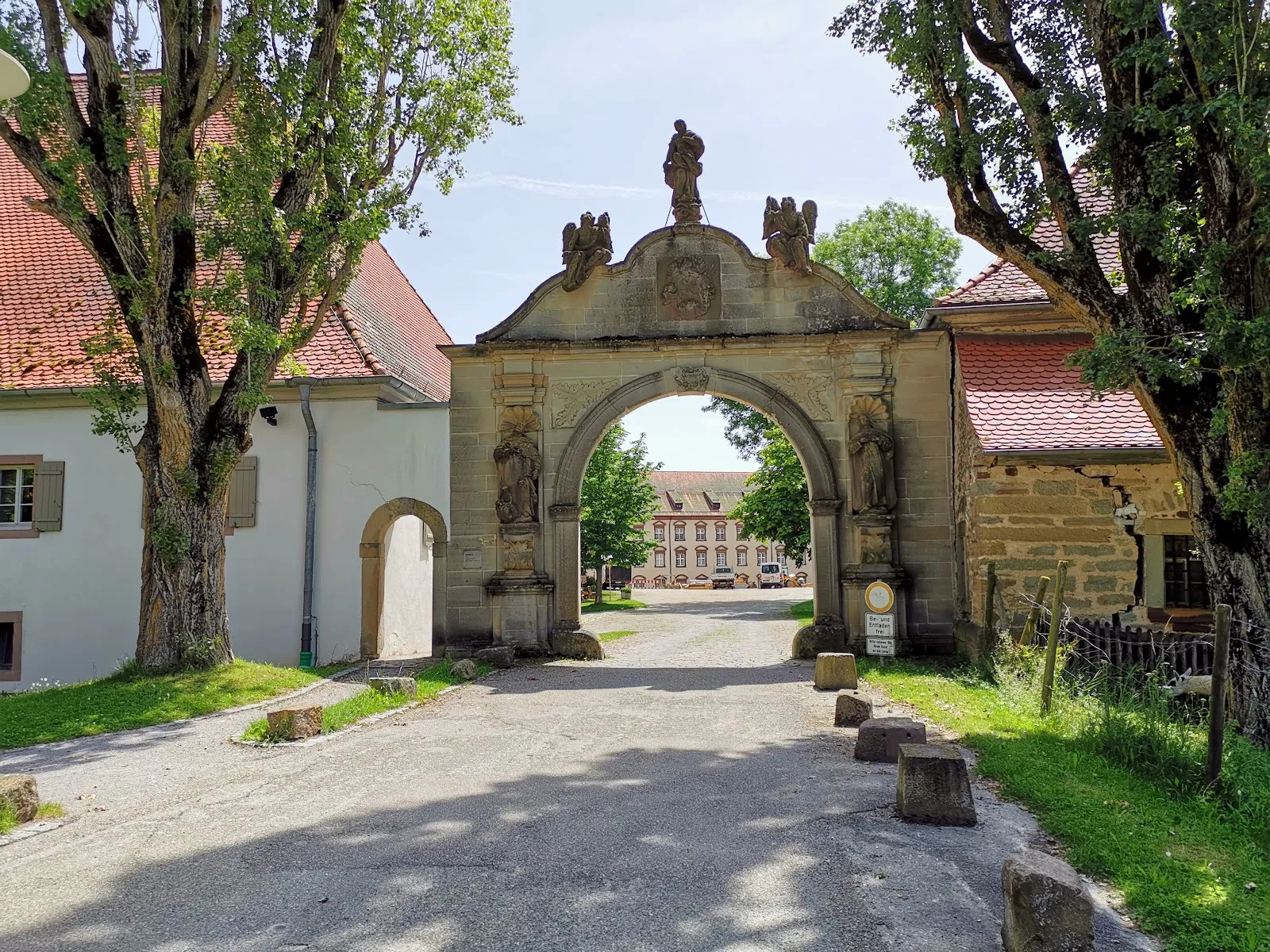 Вид на Кирхбергский монастырь с колокольней и прилегающим садом