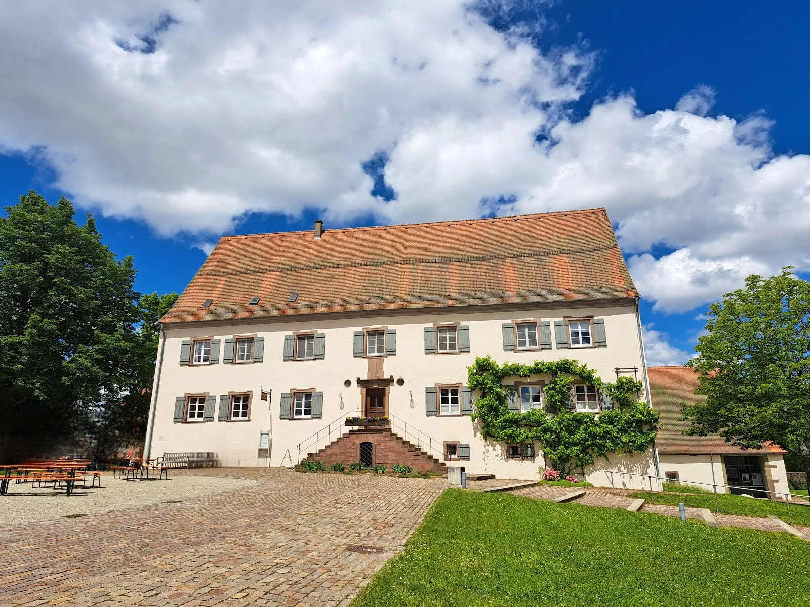 Вид на Кирхбергский монастырь с колокольней и прилегающим садом