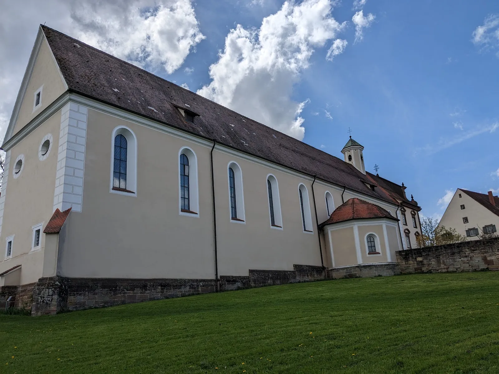 Вид на Кирхбергский монастырь с колокольней и прилегающим садом