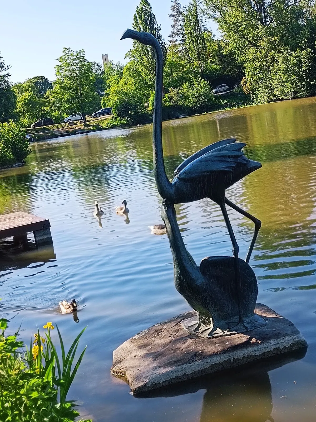 Пейзаж озера Клостерзее в Зиндельфингене с элементами старинной архитектуры