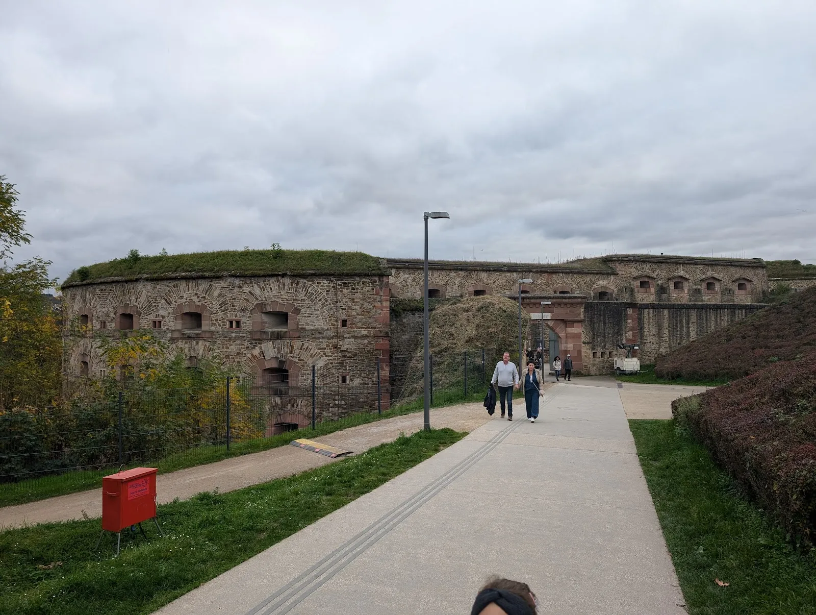 Крепость Эренбрайтштайн на вершине холма