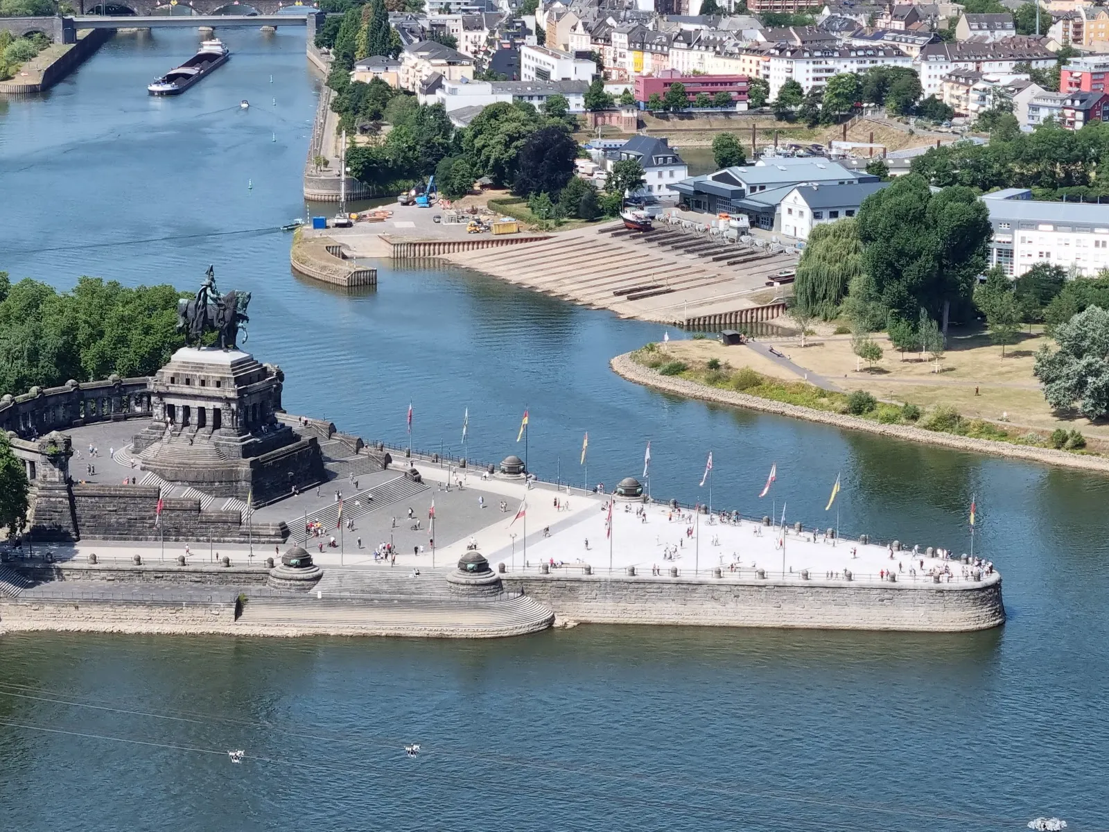 Крепость Эренбрайтштайн на вершине холма