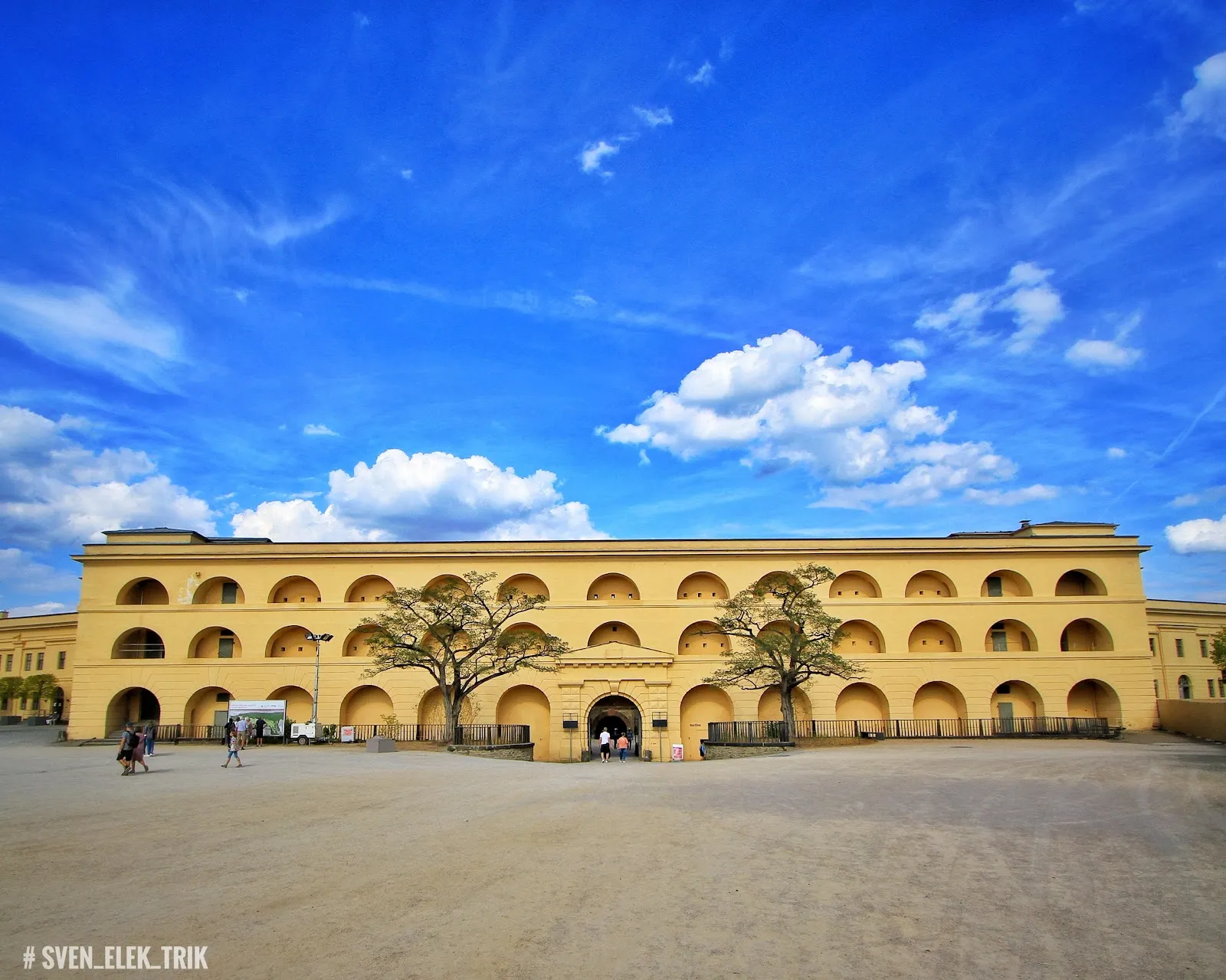 Крепость Эренбрайтштайн на вершине холма