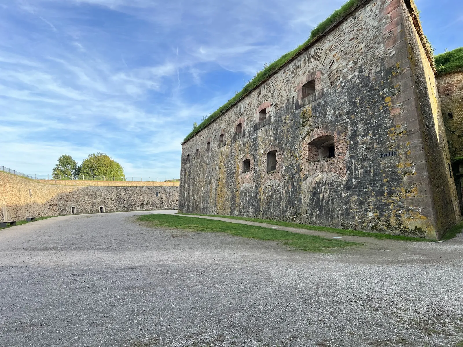 Крепость Эренбрайтштайн на вершине холма