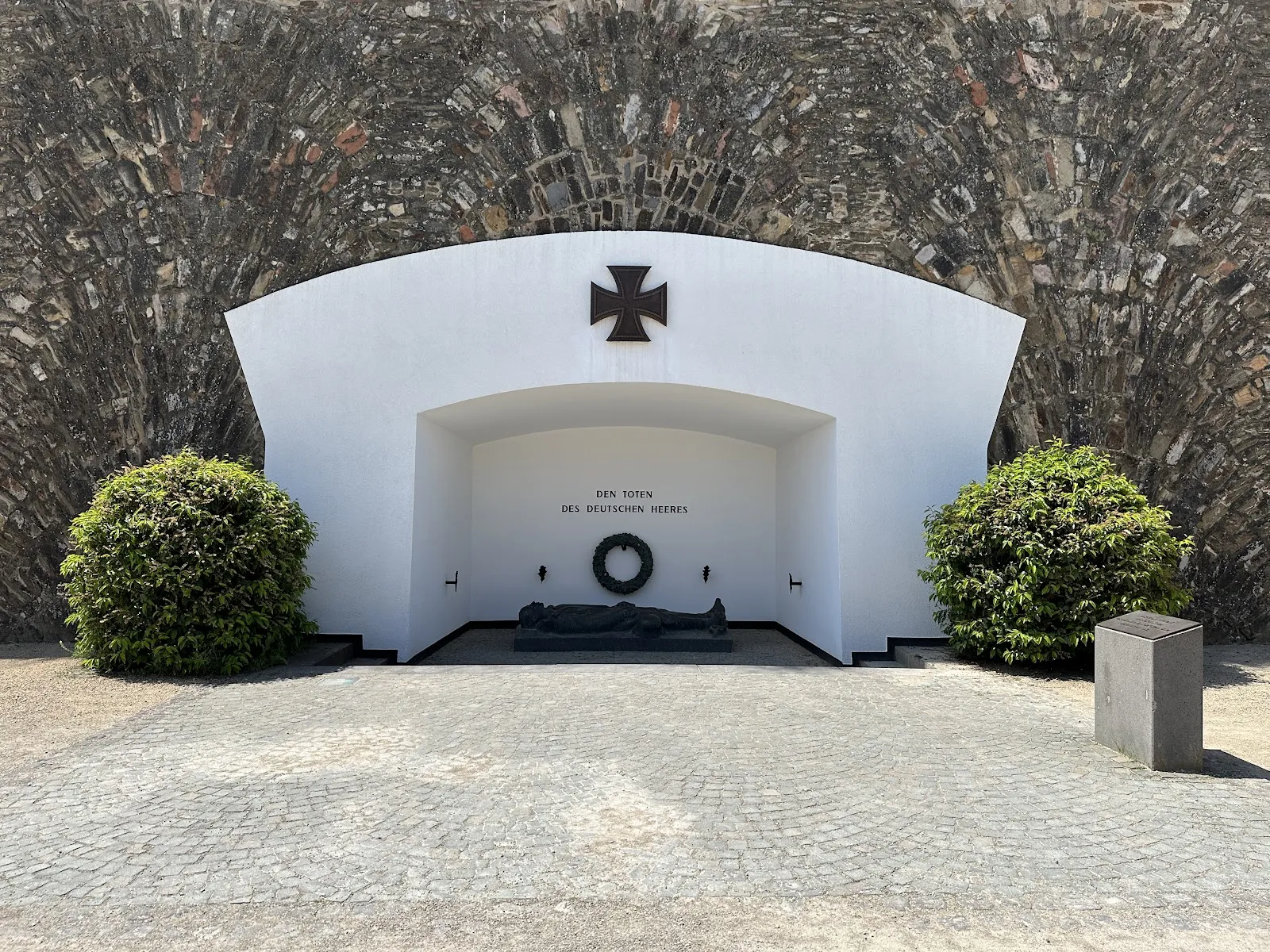 Крепость Эренбрайтштайн на вершине холма