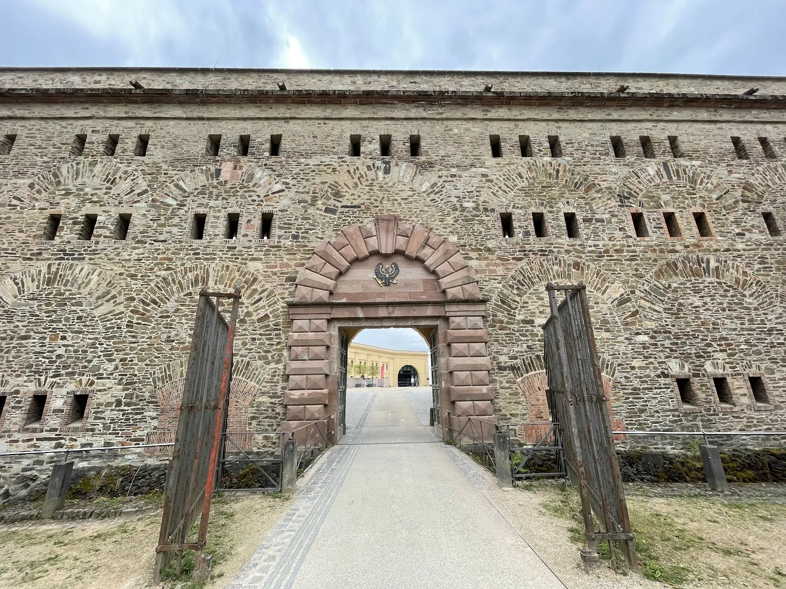 Крепость Эренбрайтштайн на вершине холма