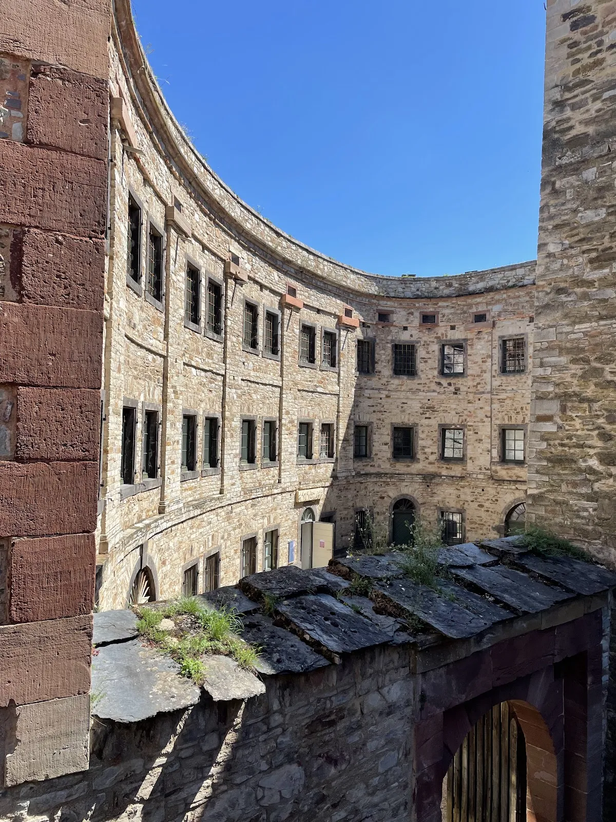 Крепость Эренбрайтштайн на вершине холма