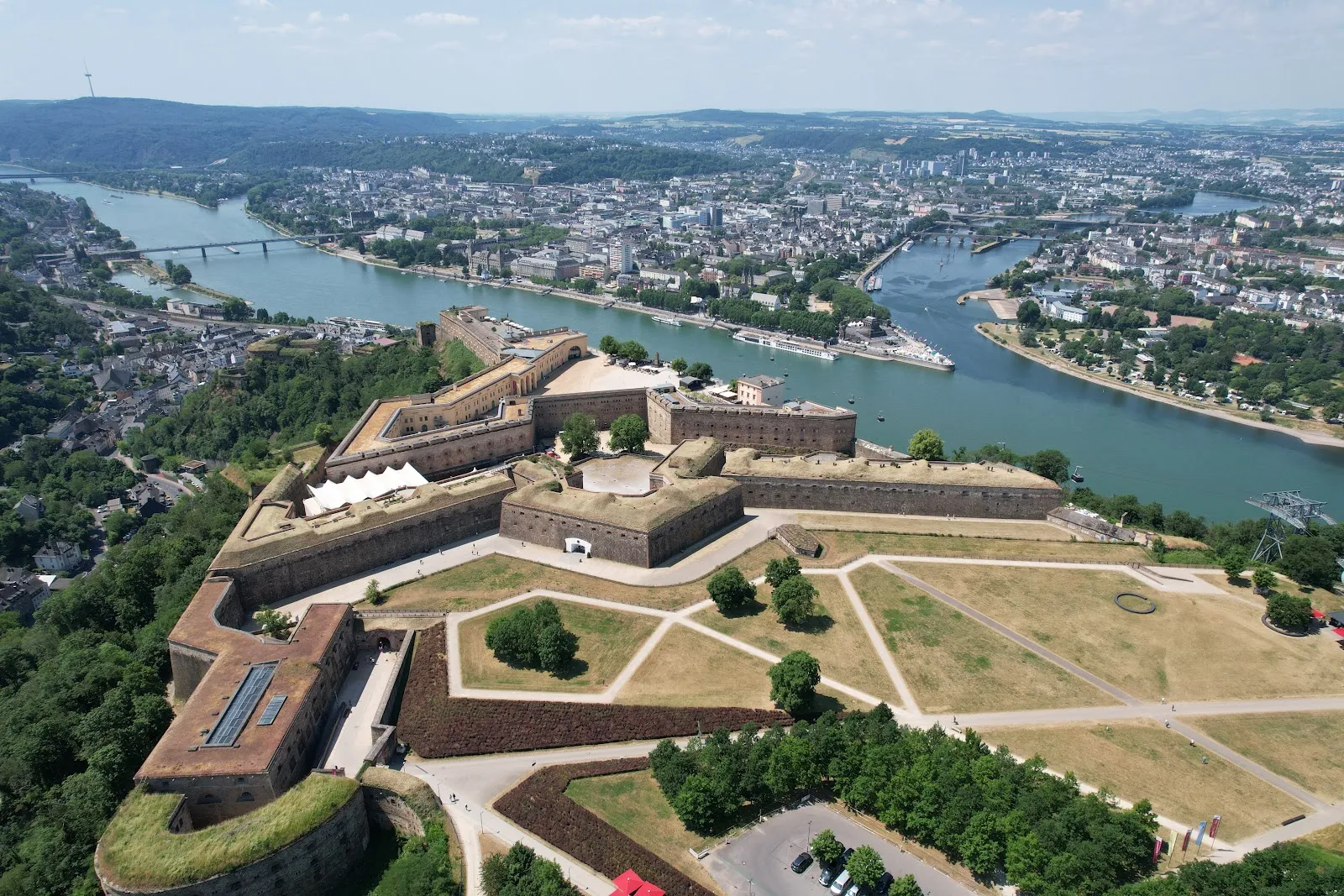 Крепость Эренбрайтштайн на вершине холма