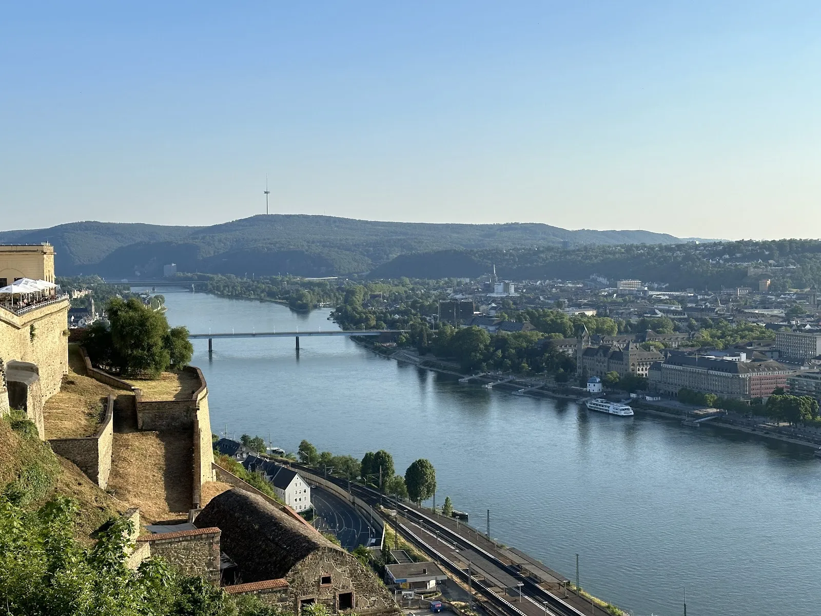 Крепость Эренбрайтштайн на вершине холма