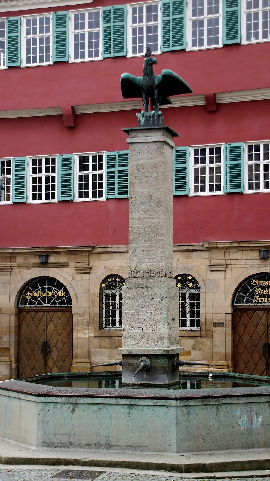 Крепостные памятники перед зданием Старой ратуши в Эсслинген-на-Неккаре, Германия