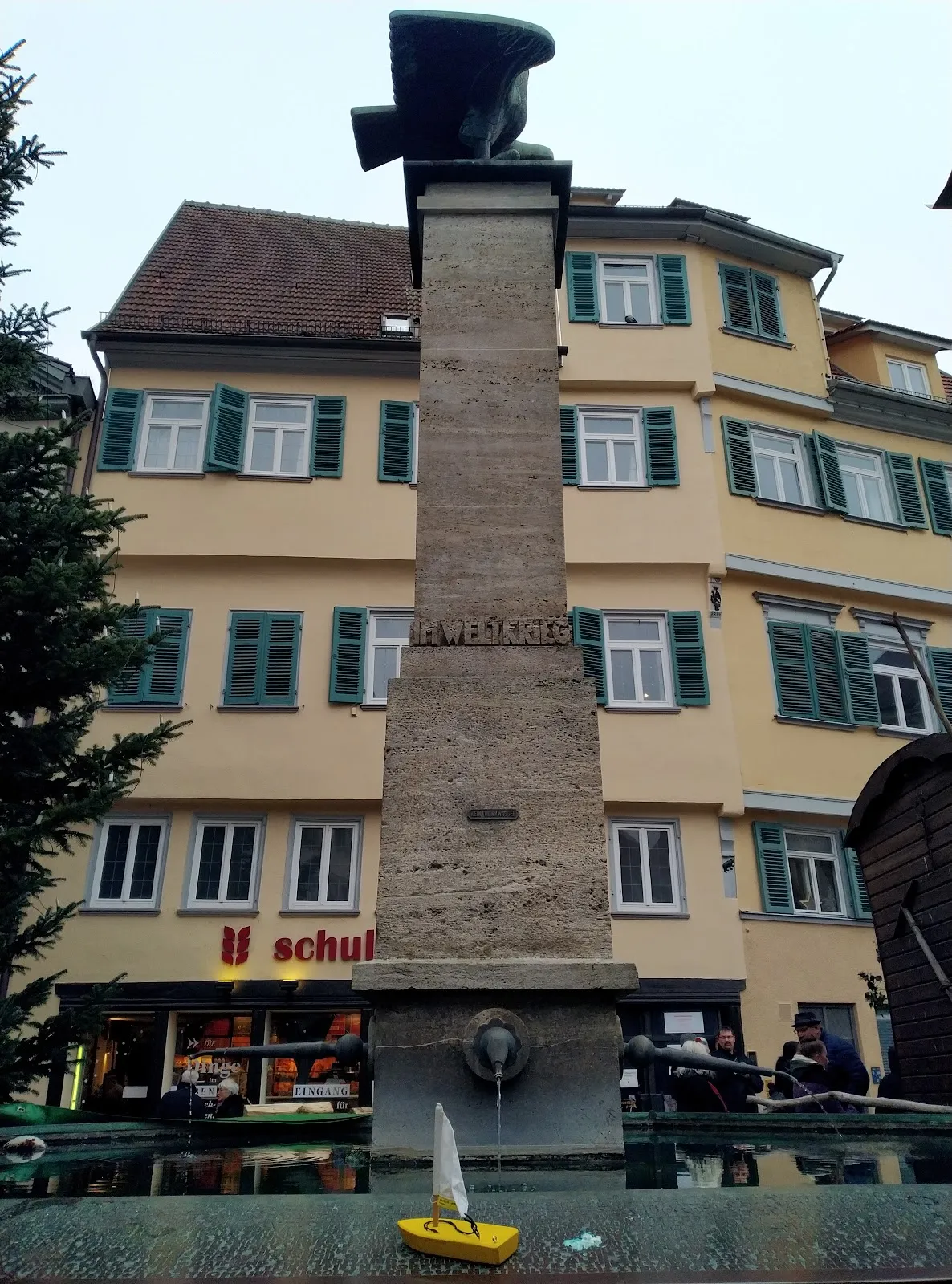 Крепостные памятники перед зданием Старой ратуши в Эсслинген-на-Неккаре, Германия