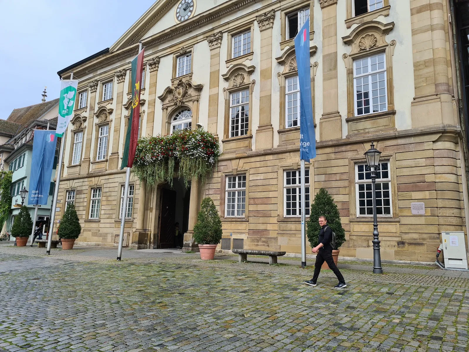 Крепостные памятники перед зданием Старой ратуши в Эсслинген-на-Неккаре, Германия