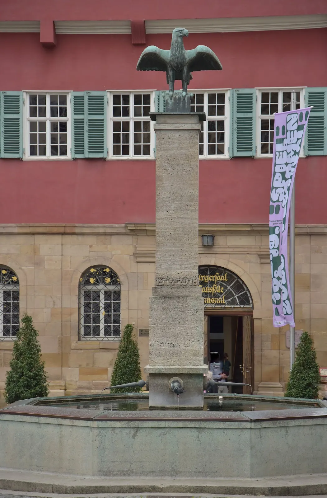 Крепостные памятники перед зданием Старой ратуши в Эсслинген-на-Неккаре, Германия