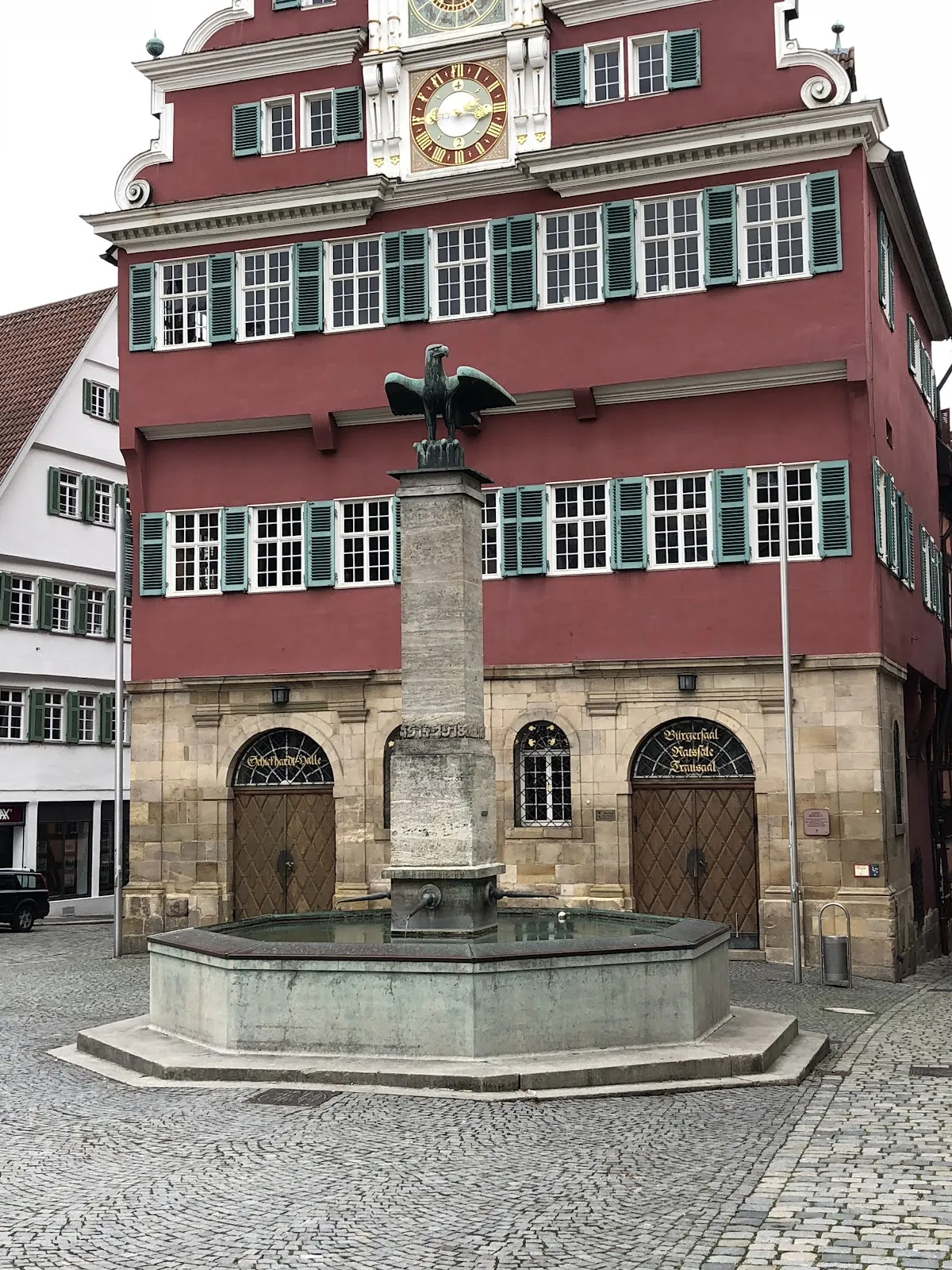 Крепостные памятники перед зданием Старой ратуши в Эсслинген-на-Неккаре, Германия