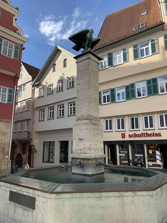Крепостные памятники перед зданием Старой ратуши в Эсслинген-на-Неккаре, Германия