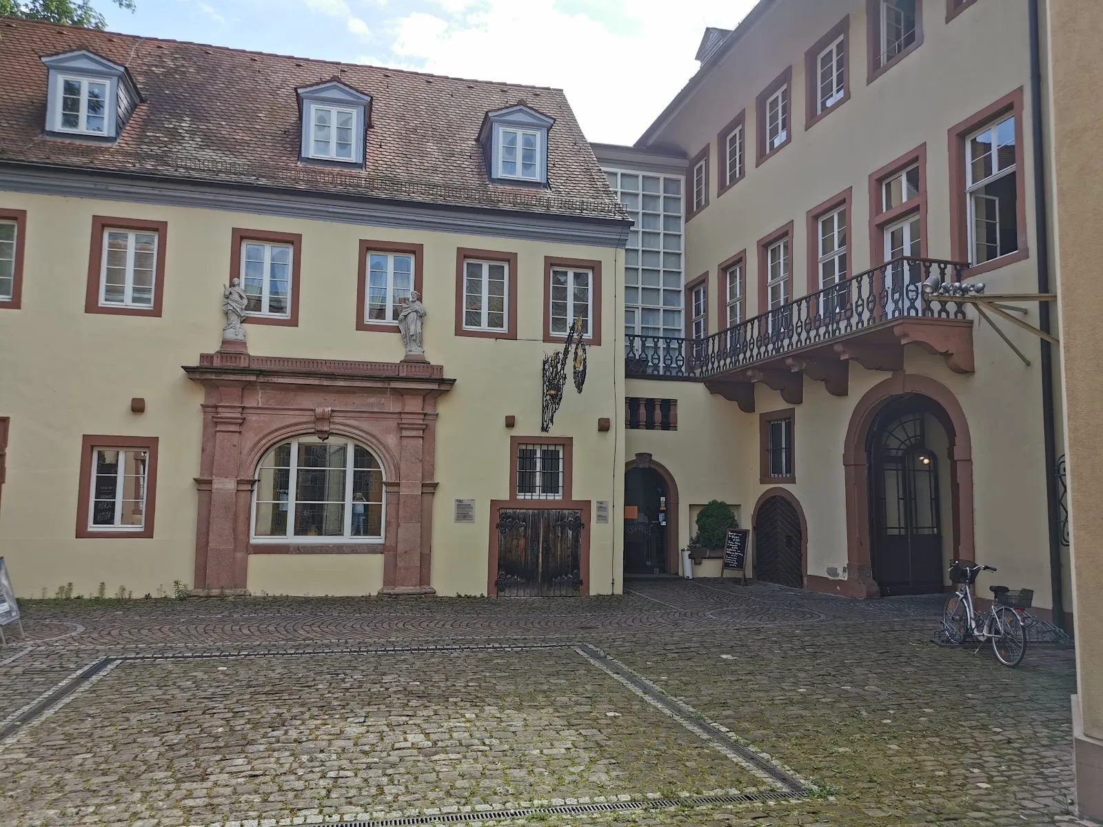 Фасад Курпфальцского музея в Гейдельберге