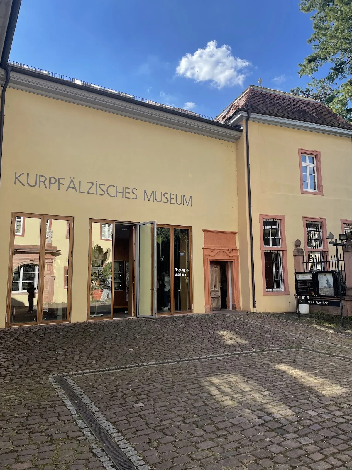 Фасад Курпфальцского музея в Гейдельберге