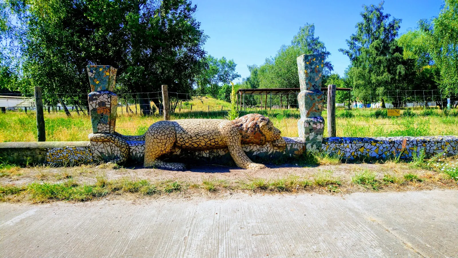 Вид на зеленую поляну в Ландшафтспарк Херцберге, Берлин