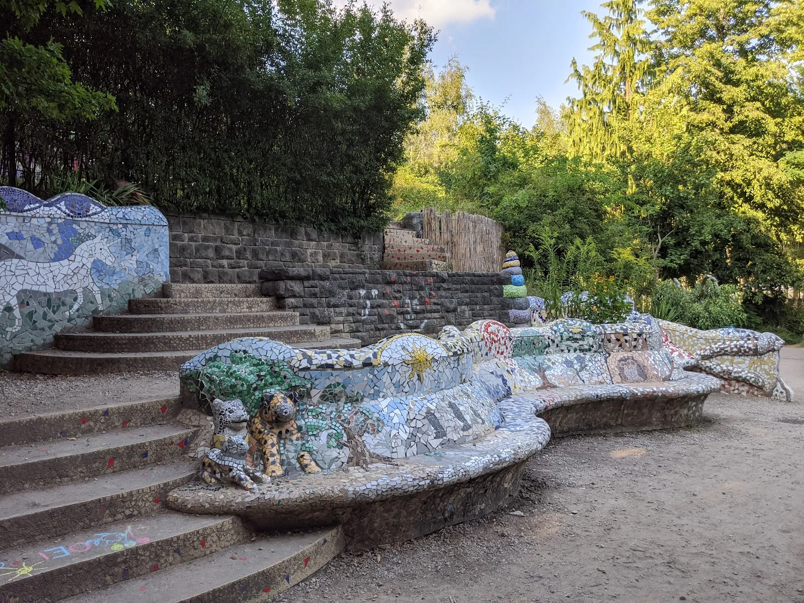 Вид на зеленую поляну в Ландшафтспарк Херцберге, Берлин