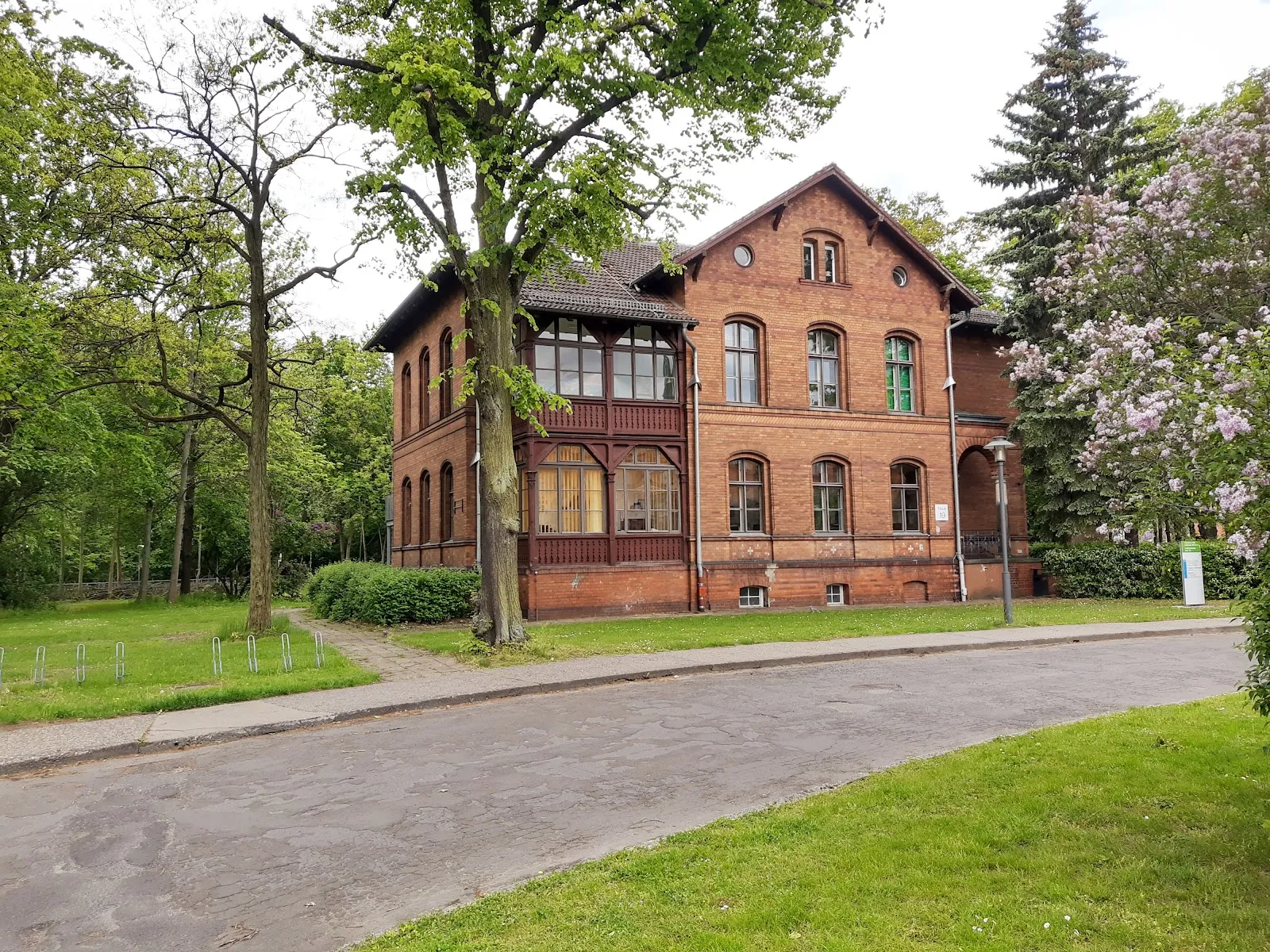 Вид на зеленую поляну в Ландшафтспарк Херцберге, Берлин