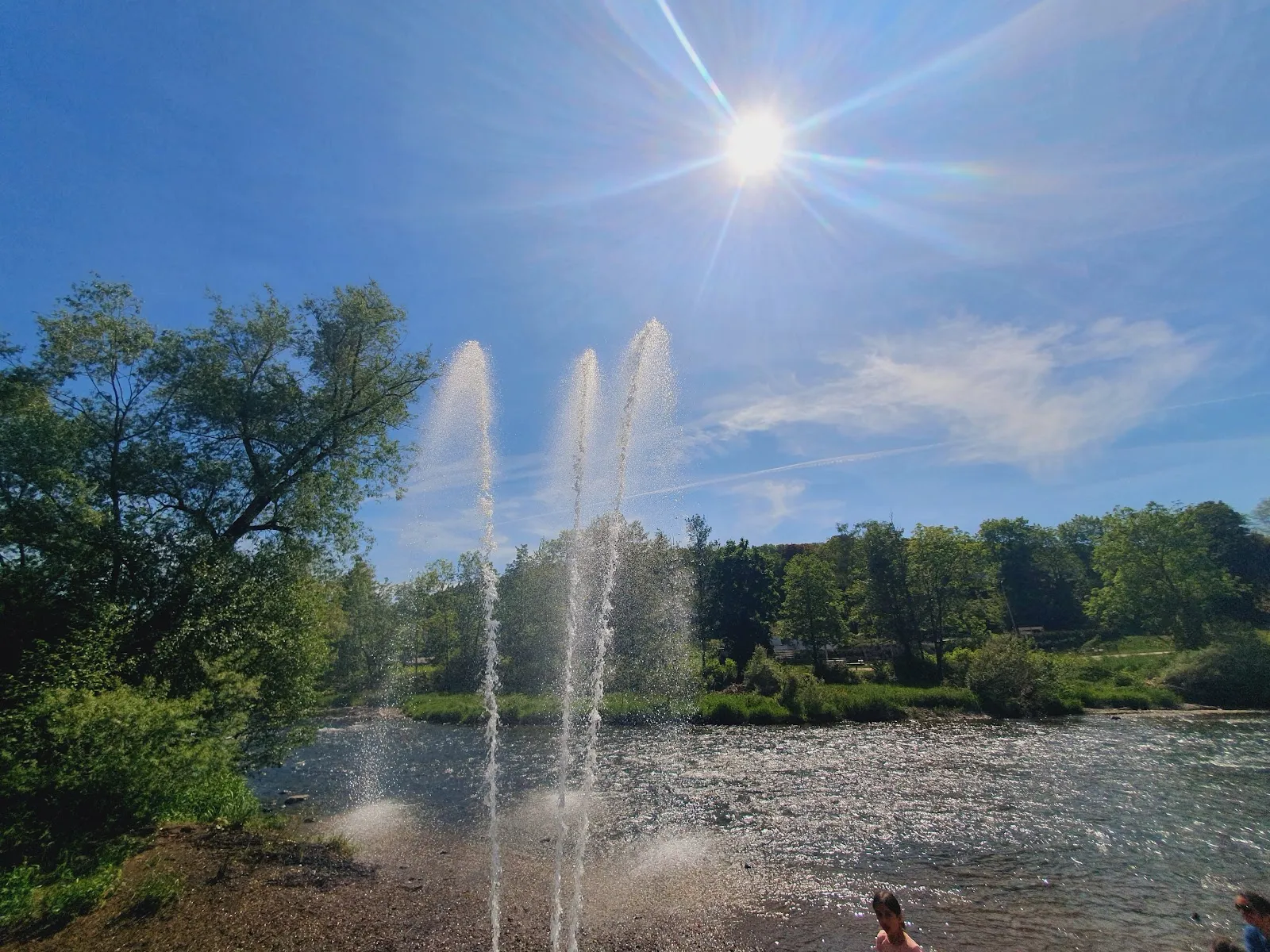 Набережная Леннепроменада с пешеходными дорожками и зеленью