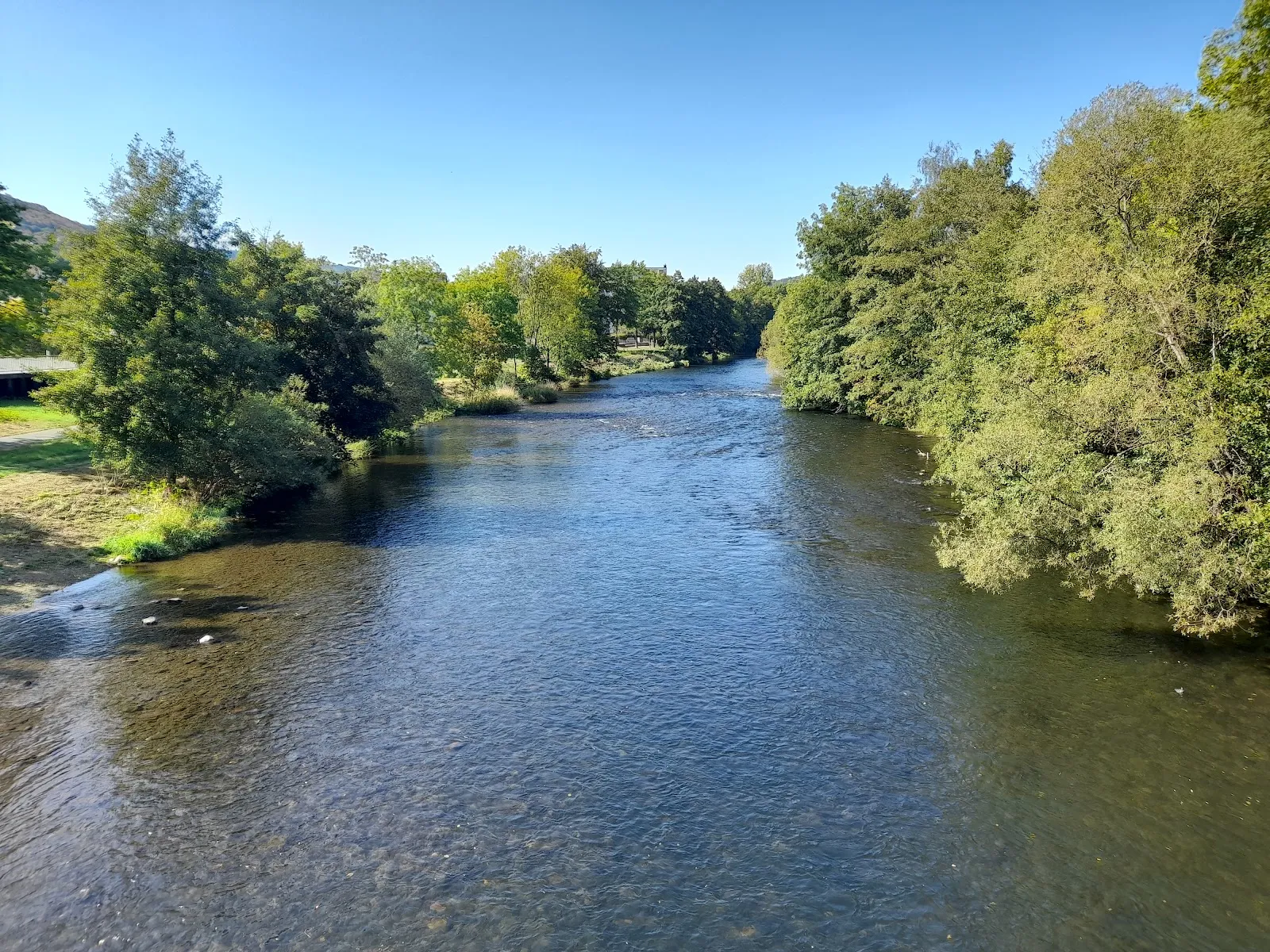Набережная Леннепроменада с пешеходными дорожками и зеленью