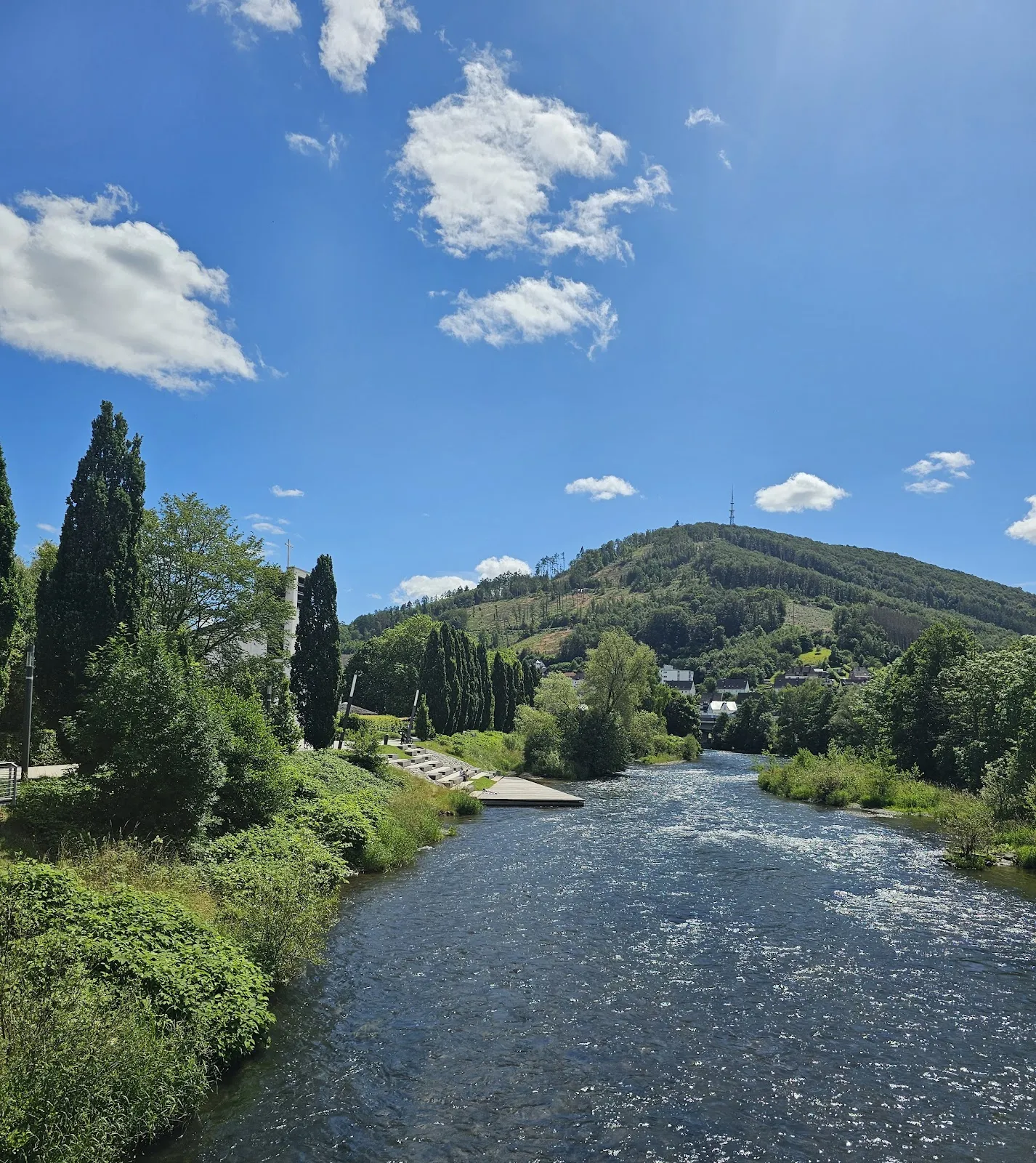 Набережная Леннепроменада с пешеходными дорожками и зеленью