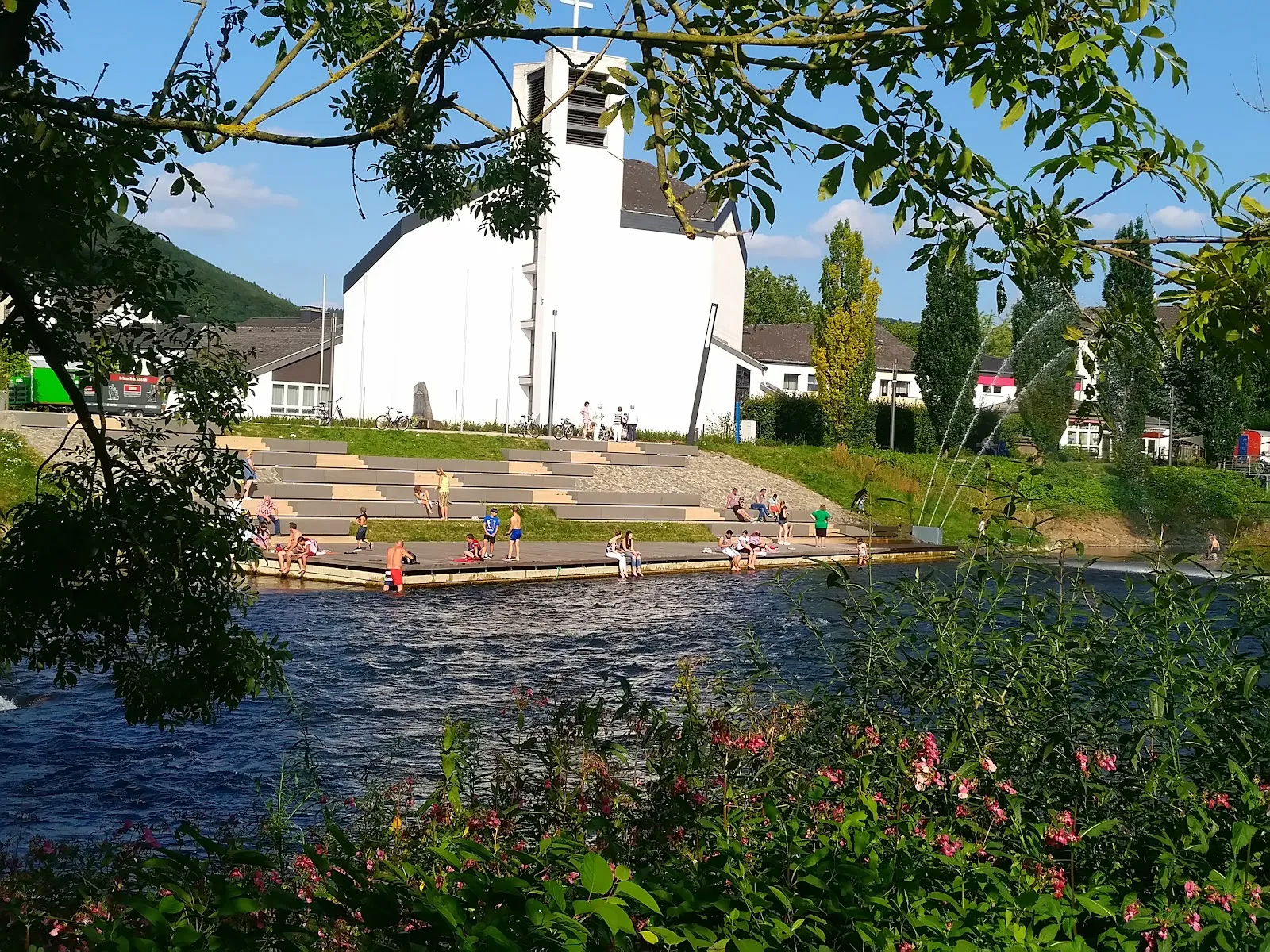 Набережная Леннепроменада с пешеходными дорожками и зеленью