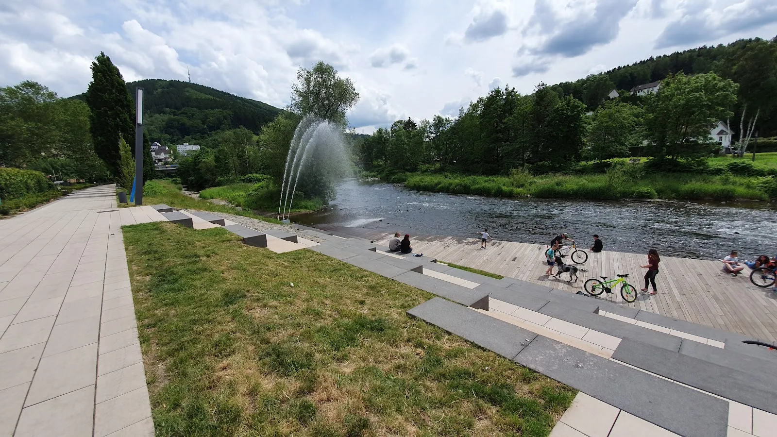 Набережная Леннепроменада с пешеходными дорожками и зеленью