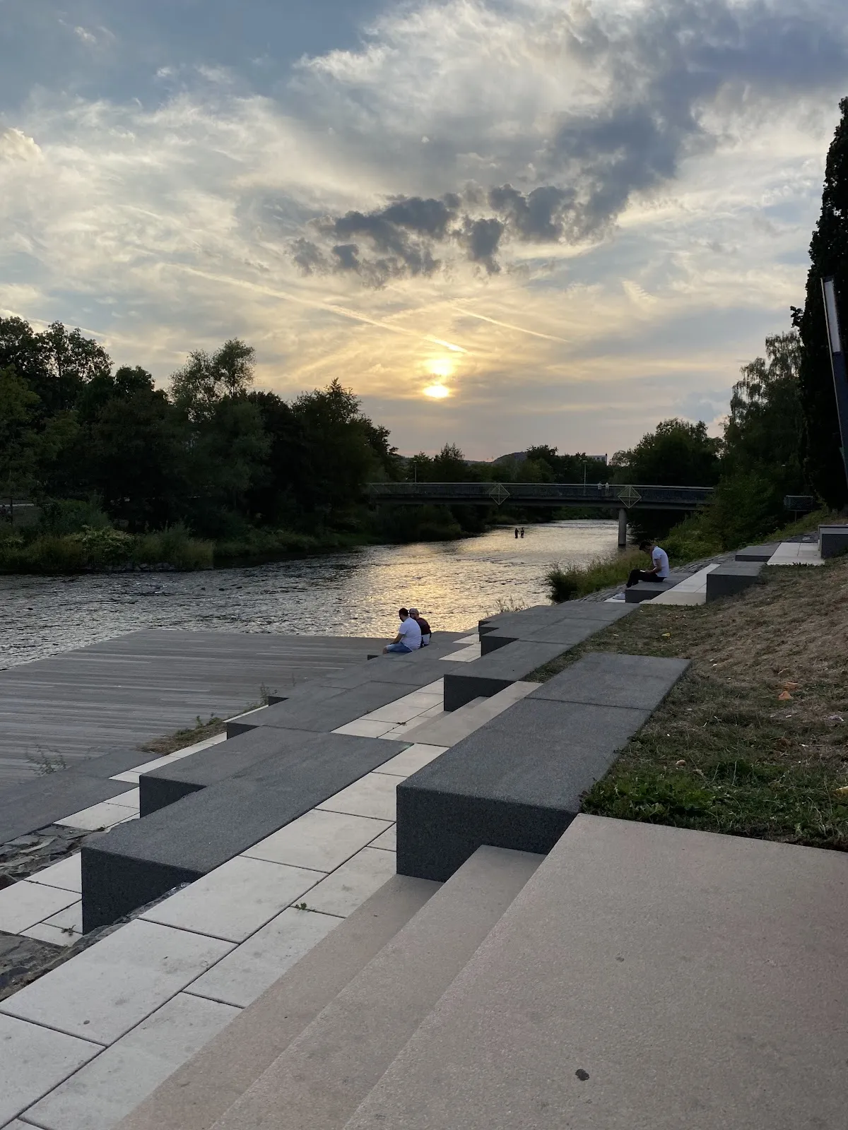 Набережная Леннепроменада с пешеходными дорожками и зеленью