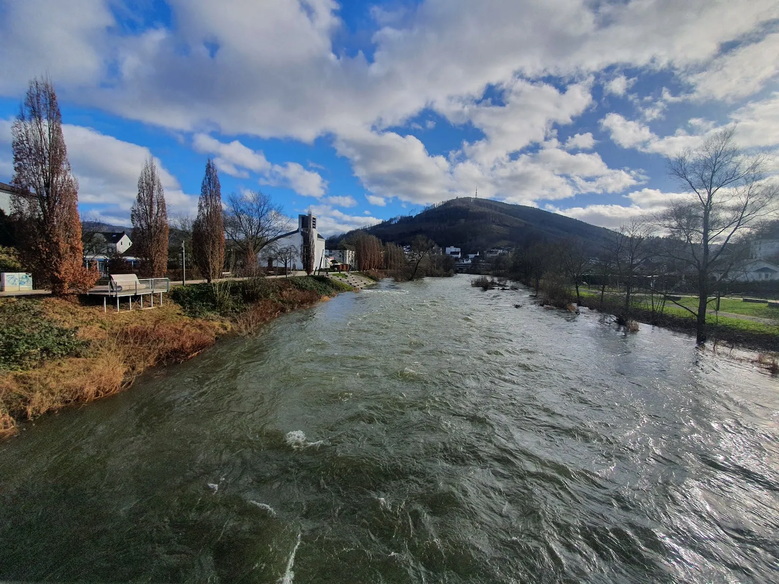 Набережная Леннепроменада с пешеходными дорожками и зеленью