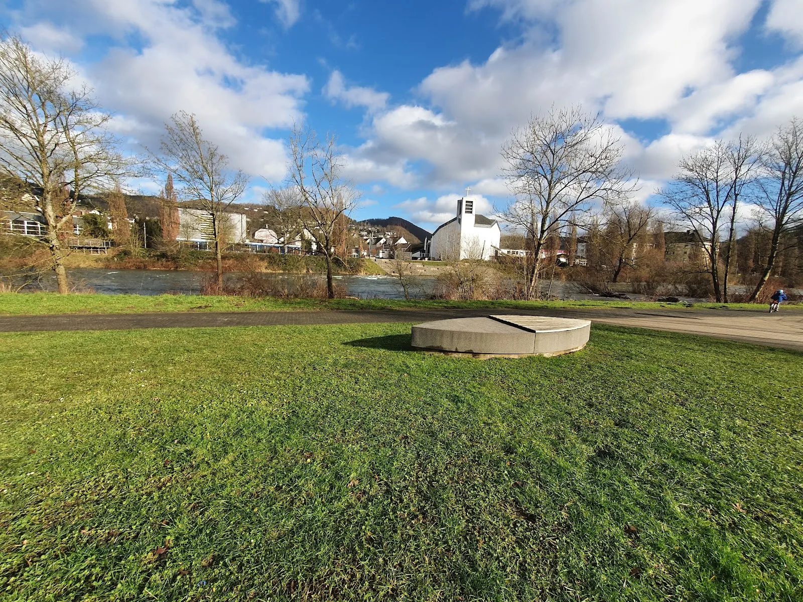 Набережная Леннепроменада с пешеходными дорожками и зеленью