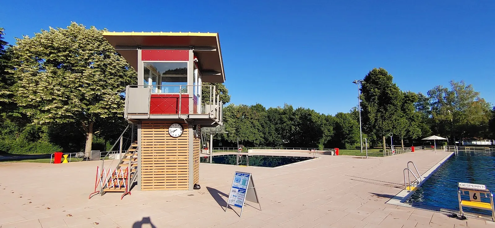 Здание термального комплекса Леобад в Леонберге, Германия